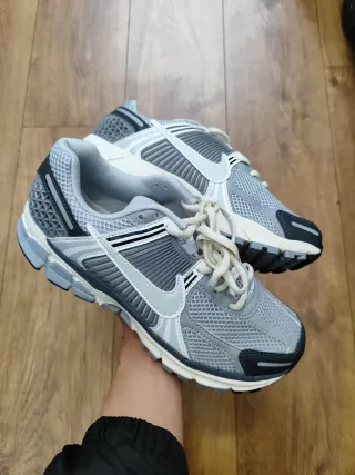 Nike Vomero 5 Gris y Blanco