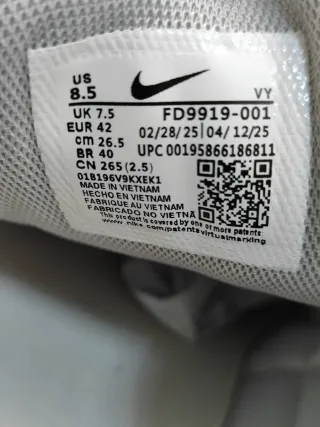 Nike Vomero 5 Gris y Blanco