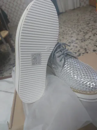 Zapatos plateados de vestir