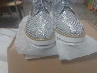 Zapatos plateados de vestir