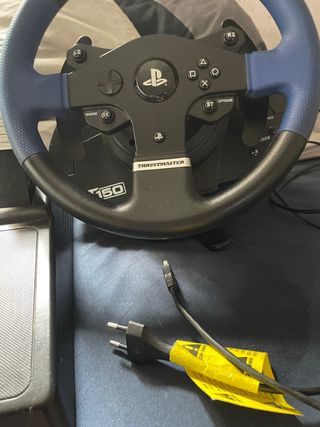 Volante Thrustmaster con Pedali PS4