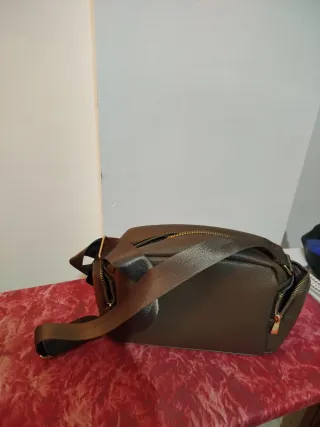 Bolso bandolera gris de piel sintética