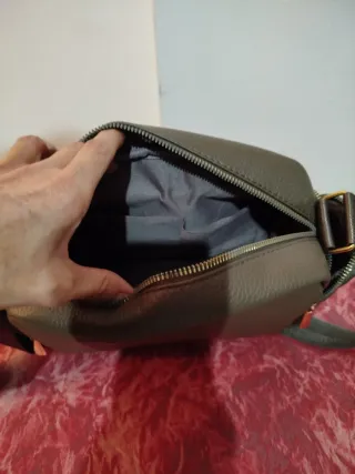 Bolso bandolera gris de piel sintética