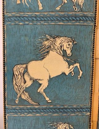 Biombo de piel con caballos