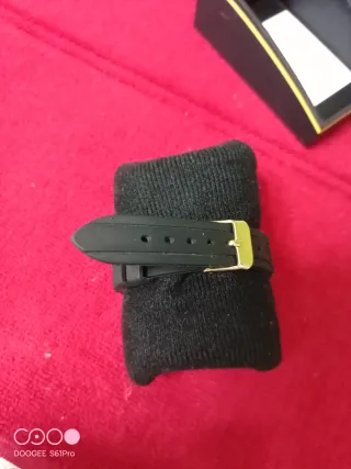 Reloj Sekonda Negro y Dorado con Cristales