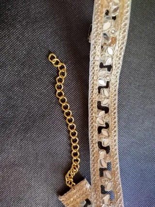 Gargantilla hecha a mano con cadena dorada