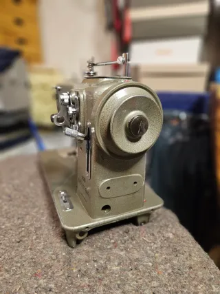 Máquina de coser Refrey