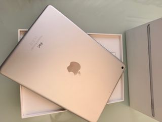 iPad 6ª Gen 128GB Bianco con custodia professionale