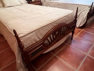 2 Camas 90 Madera Maciza+ colchones + mesita + ...