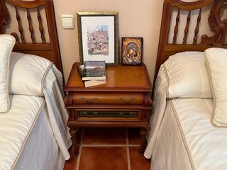 2 Camas 90 Madera Maciza+ colchones + mesita + ...