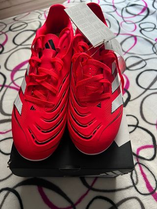 Zapatos de fútbol Adidas rojos y plateados t