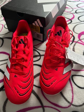 Zapatos de fútbol Adidas rojos y plateados t