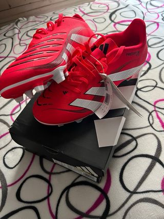 Zapatos de fútbol Adidas rojos y plateados t