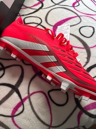 Zapatos de fútbol Adidas rojos y plateados t