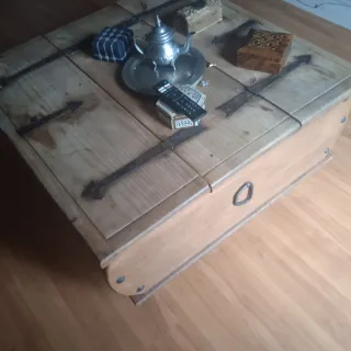 Mesa baúl salón madera y metal