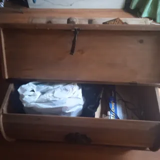 Mesa baúl salón madera y metal