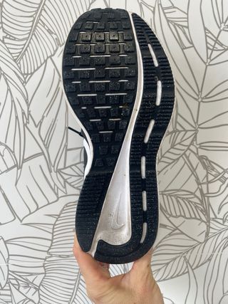 Zapatillas Nike zoom Negras y Blancas casi nuevas