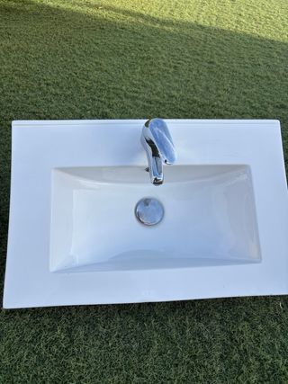 Lavabo de porcelana blanco con grifo