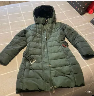 Abrigo Bershka verde forro pelo Talla S