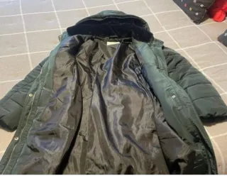 Abrigo Bershka verde forro pelo Talla S