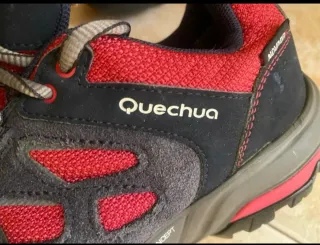 Zapatillas Quechua Negras y Rojas