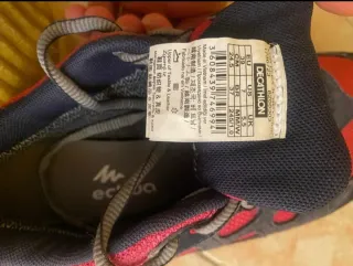 Zapatillas Quechua Negras y Rojas