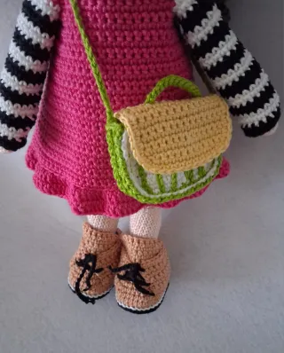 Muñeca de ganchillo hecha a mano