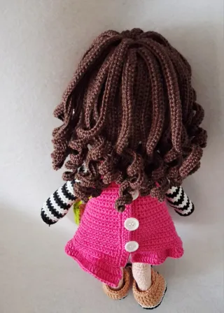 Muñeca de ganchillo hecha a mano