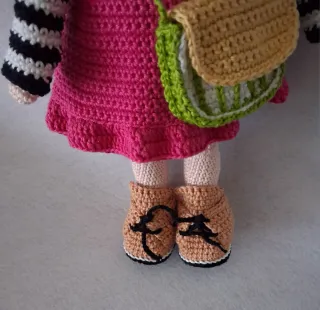 Muñeca de ganchillo hecha a mano