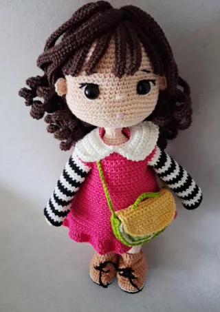 Muñeca de ganchillo hecha a mano