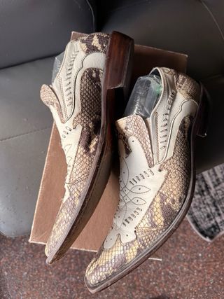 Zapatos de piel de serpiente beige y blanco