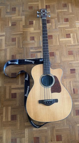 Bajo Acústico Ibanez sin apenas uso