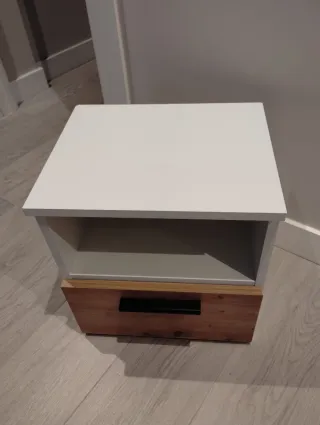 Mesita de noche blanca y madera