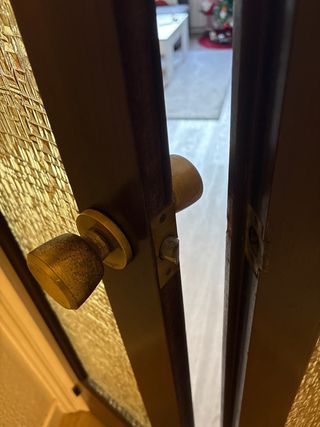 Puertas antigua de madera con vidrio ámbar