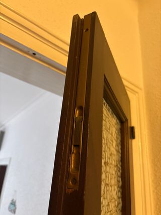 Puertas antigua de madera con vidrio ámbar