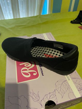 Zapatos Skechers negros talla 36