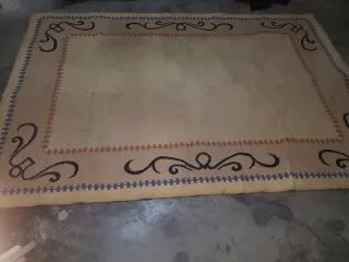 Alfombra grande beige con diseño