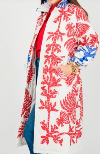 Chaqueta acolchada bordada roja y blanca.