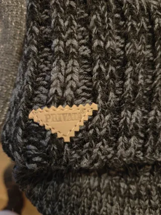 Dos gorros de lana grises