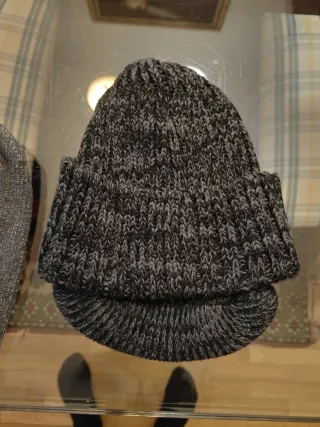 Dos gorros de lana grises