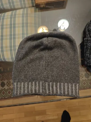 Dos gorros de lana grises