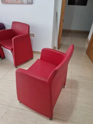 2 Sillas individuales rojas de piel