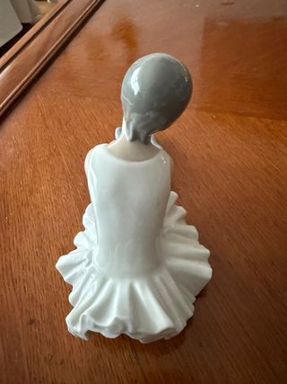Figura porcelana bailarina sentada.
