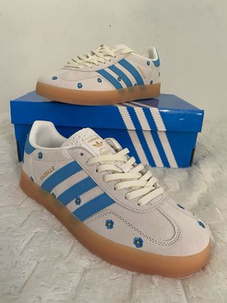 Adidas Gazelle Beige y Azul Flores