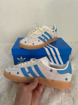 Adidas Gazelle Beige y Azul Flores