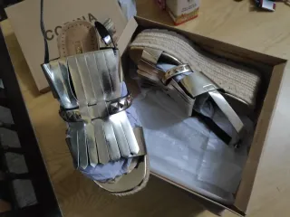 Cuñas zapatillas doradas con tiras y tachuelas