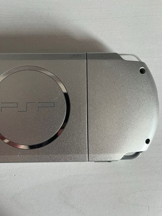 PSP 3000 SILVER in ottime condizioni, batteria nuova 🔋