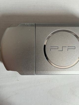 PSP 3000 SILVER in ottime condizioni, batteria nuova 🔋