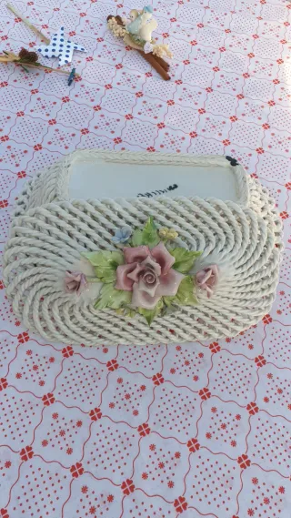 Peça decorativa em cerâmica com rosas