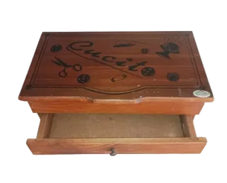 Scatola per cucito in legno decorata